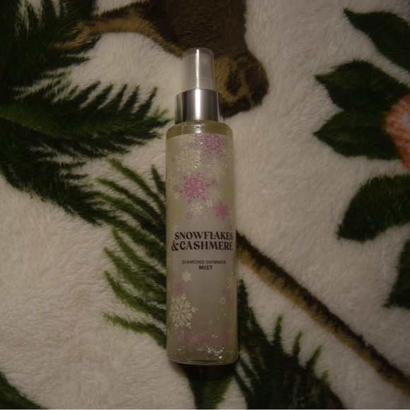 Bath & Body Works Snowflakes & Cashmere Diamond Shimmer NEW - Picture 2 of 4